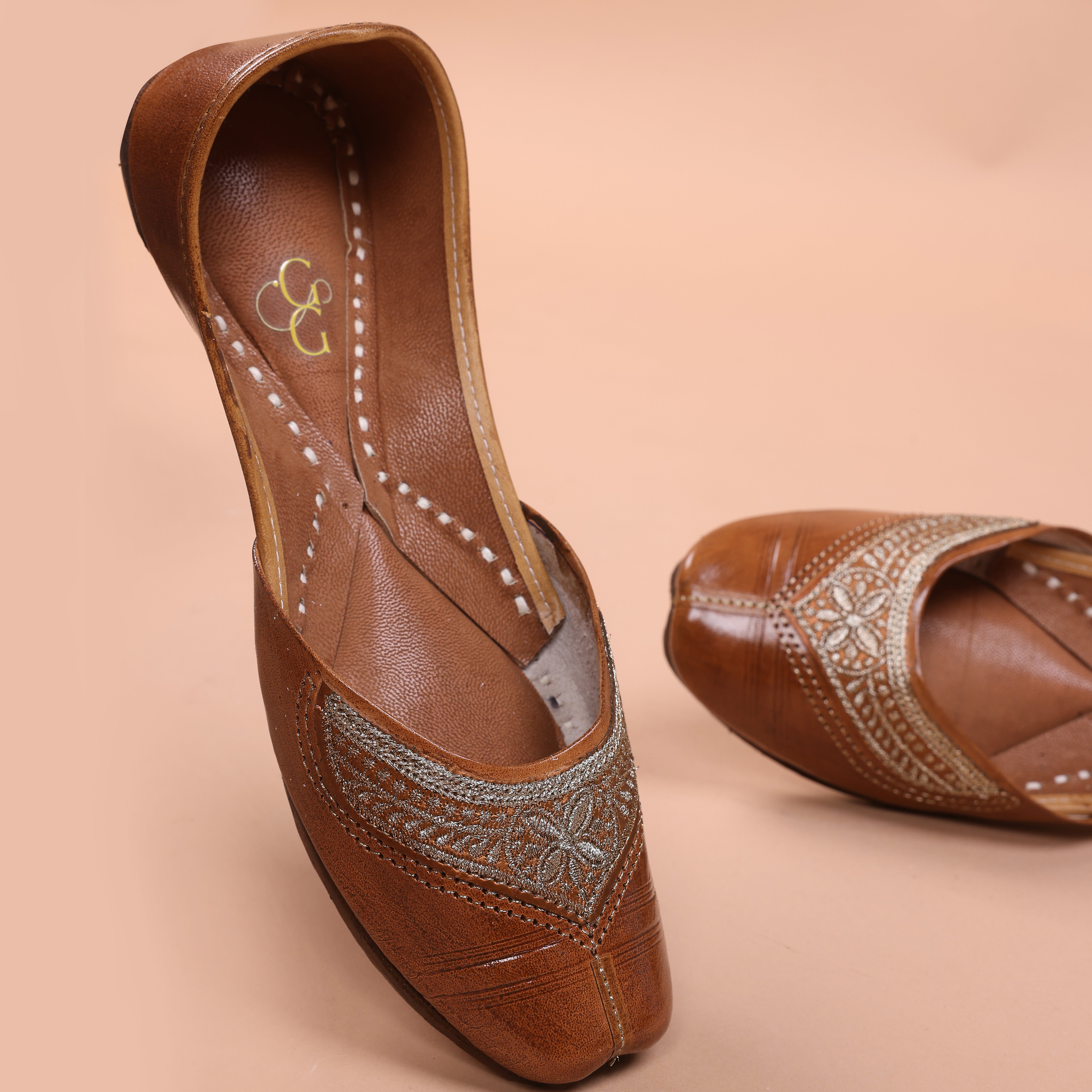 Traditional tilla kadai leather punjabi jutti for women