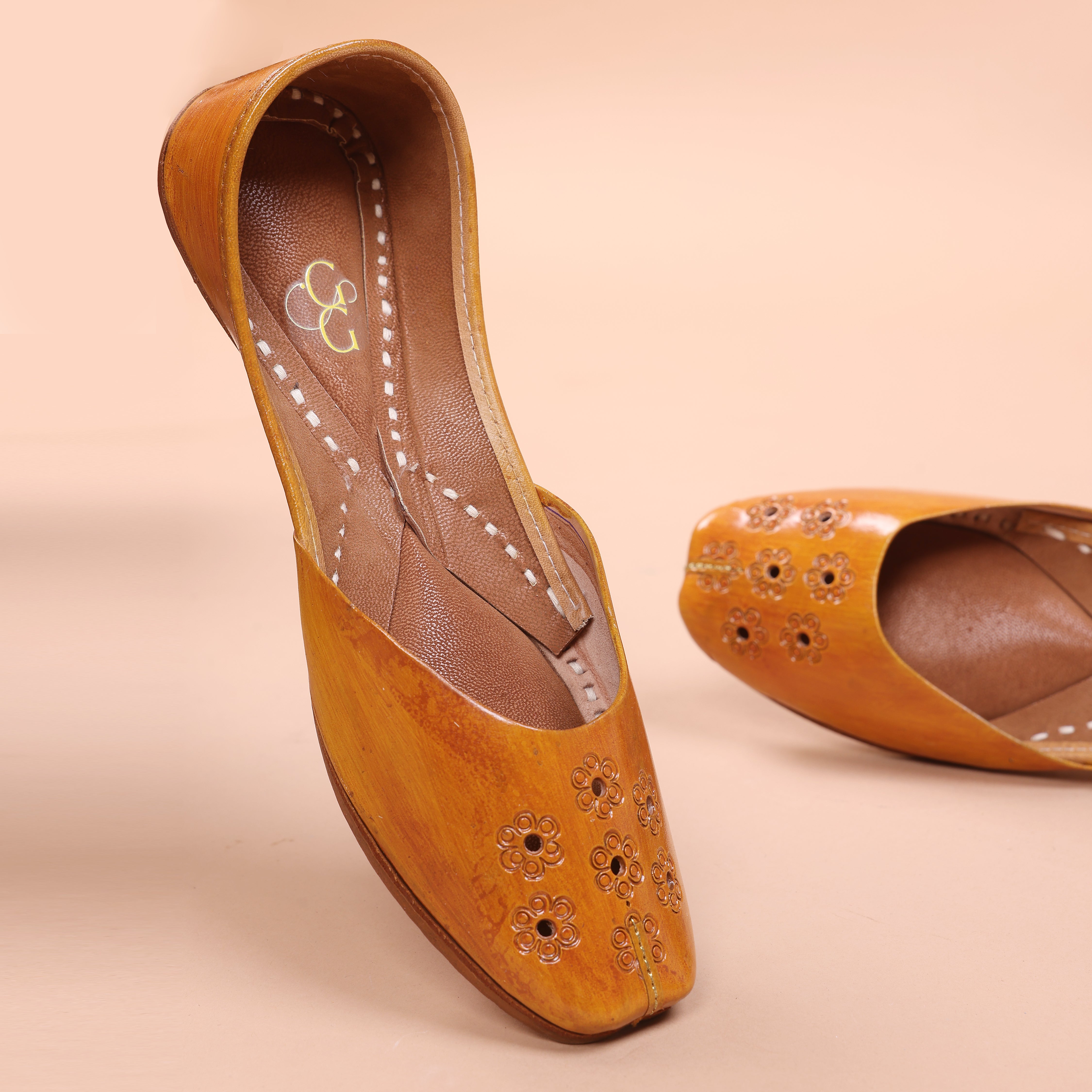 Women tan brown leather jutti