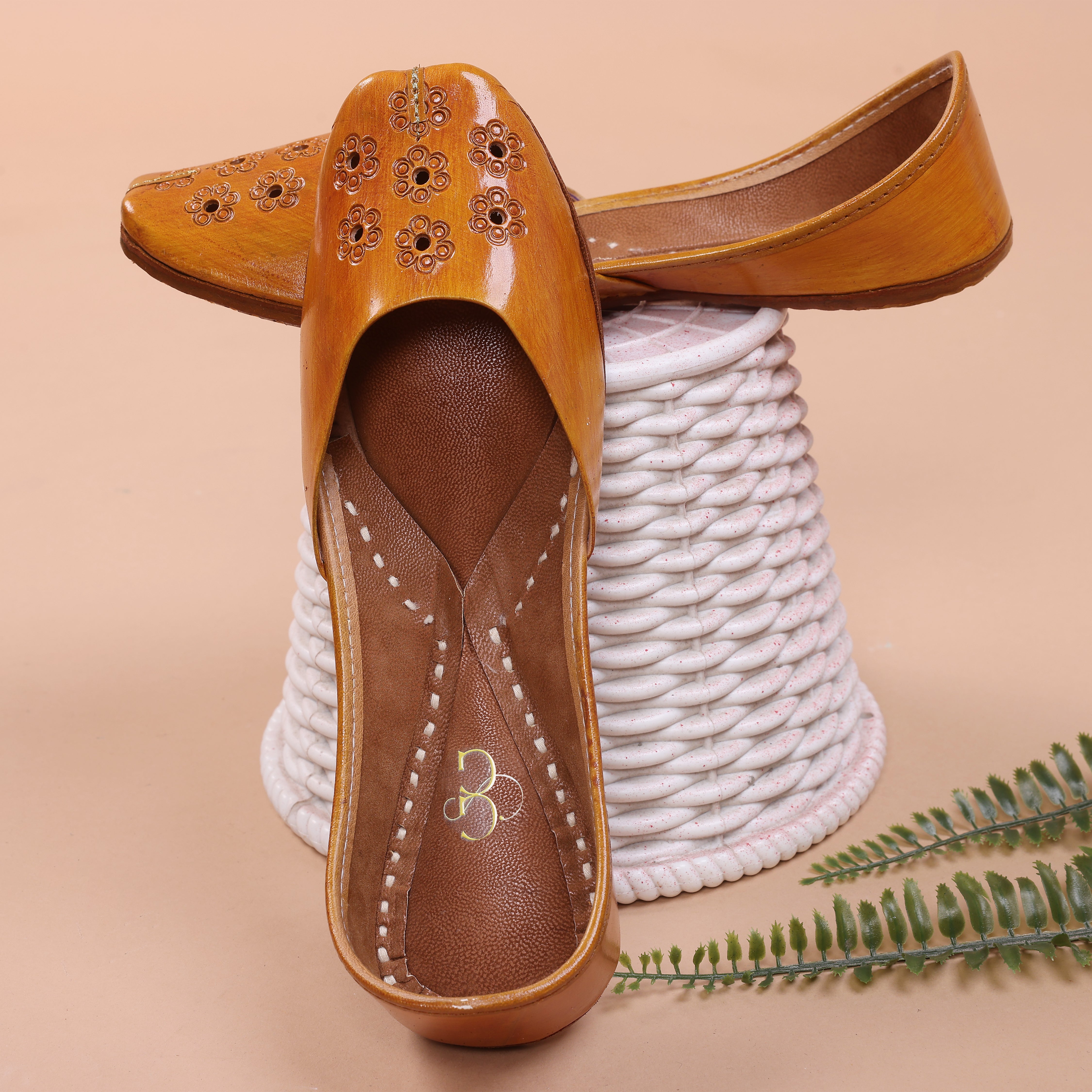 Women tan brown leather jutti