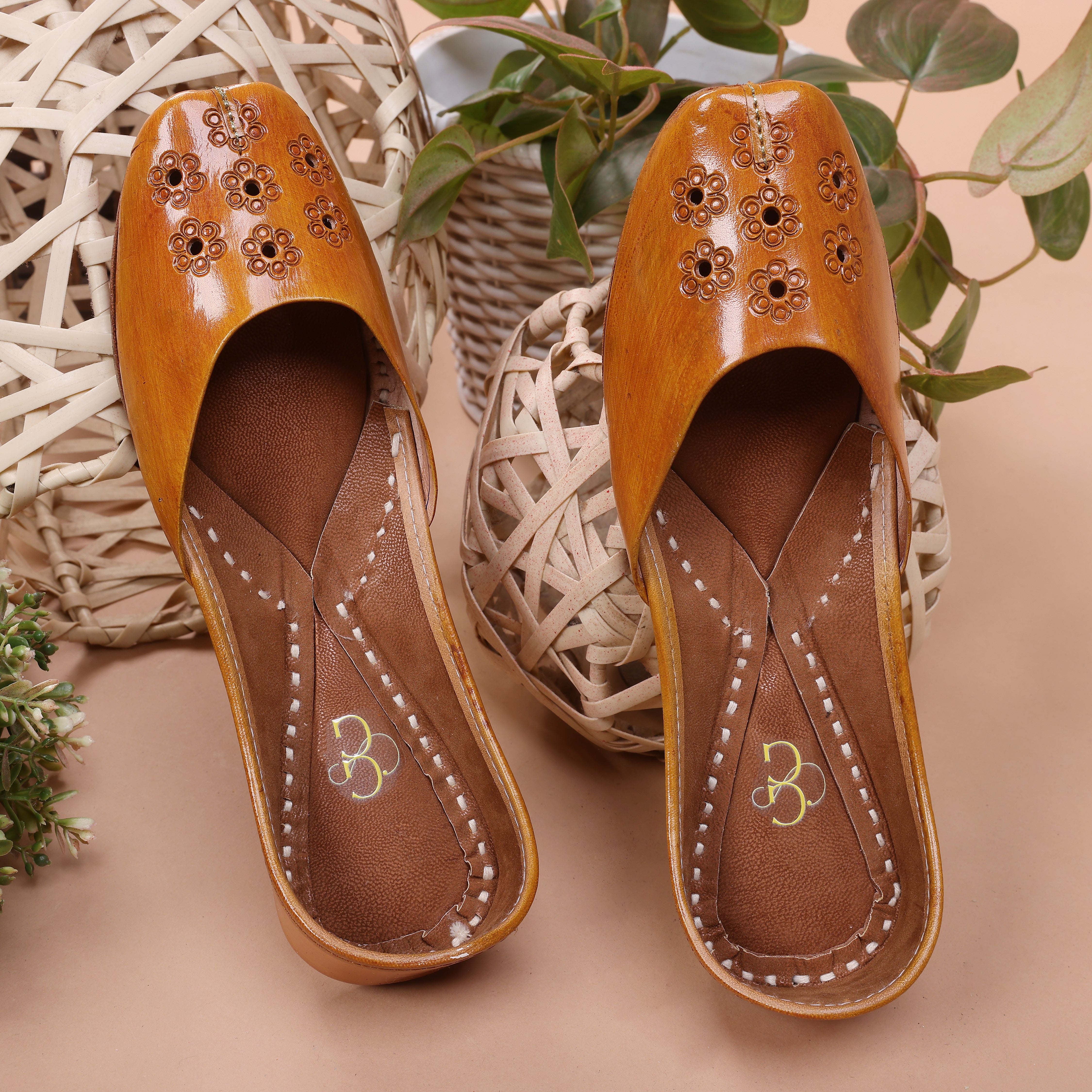 Women tan brown leather jutti