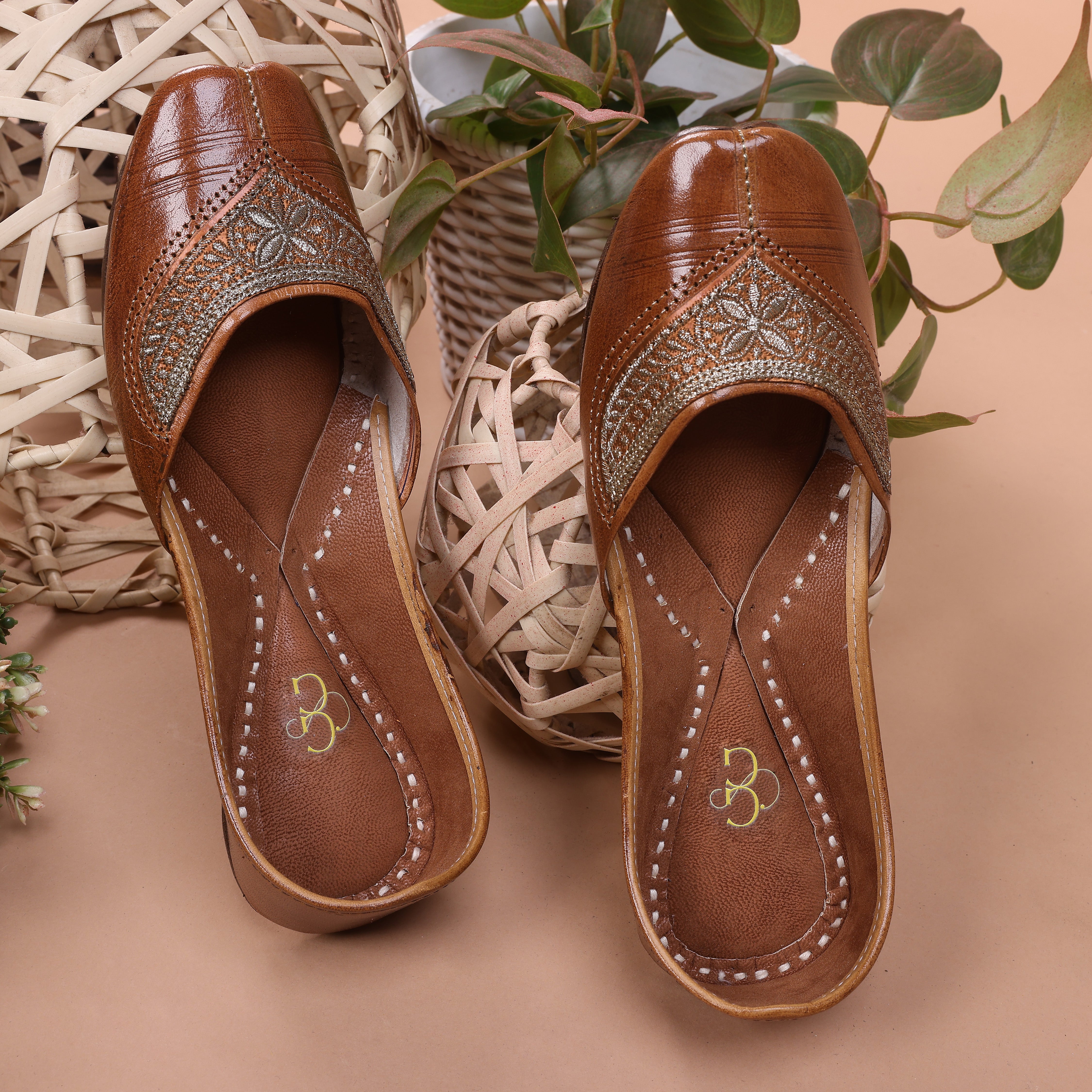 Traditional tilla kadai leather punjabi jutti for women