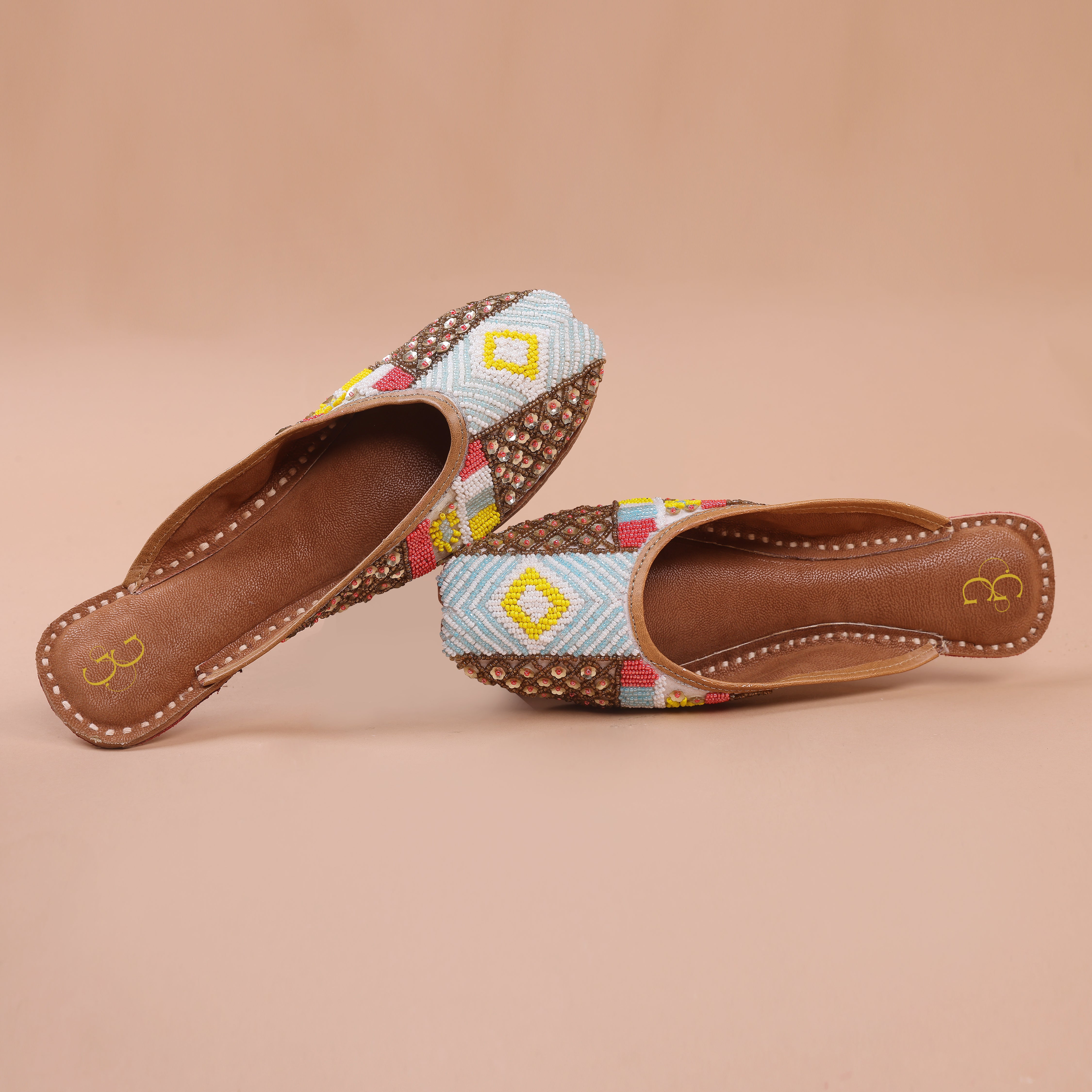 Multicolour sequence beaded jutti